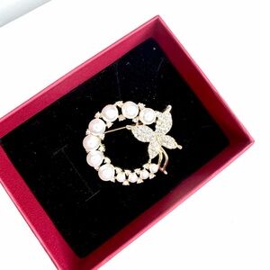 Elegant Gold and Pearl Butterfly Brooch